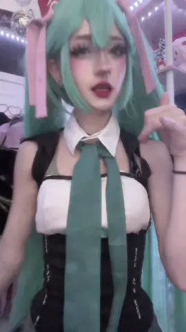 I love cosplaying at 3 am🙏#toxicwastecos #miku #vocaloid#rascalmikucosplay #rascalmiku #mikucosplayer #hatsunemiku 