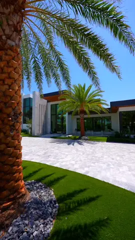 South Florida 📍 #luxuryrealestate #luxurymansion #luxuryvilla #luxuryhome #luxurylisting #modernvilla #house #mansion #design #architecture #archilovers #foryou #fyp #fypシ 