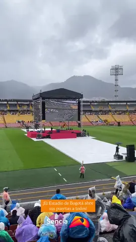 Increíble que estén prestando el Campin para cualquier evento. Además colocan la tarima en toda la mitad de la cancha cuando supuestamente solo iban a utilizar las graderías. El estadio debería ser para eventos masivos.