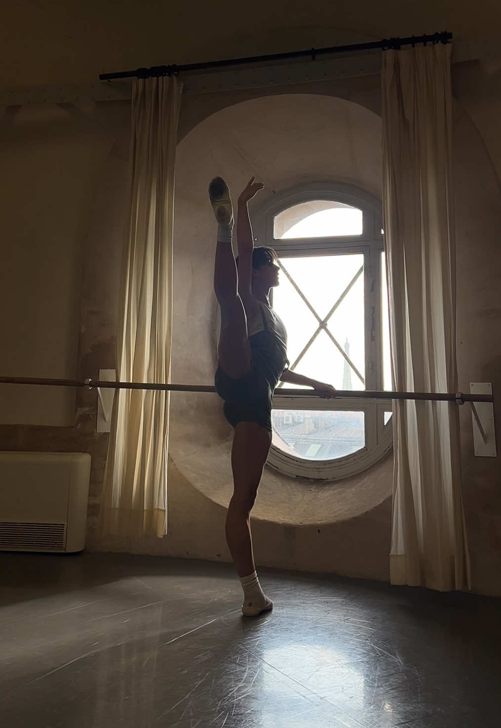 Ronde de jambe en l’air 💕🫶🏻 #balletstudio #mensballet #balletclass #ballettok #dancerlife #barrework #balletboy 