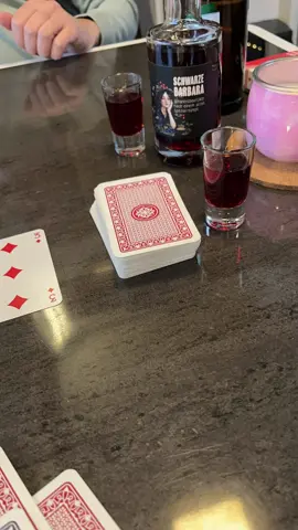 Johannisbeerlikör💪✌️🥳! #eistante #samstag #cards #play #chillvibes 