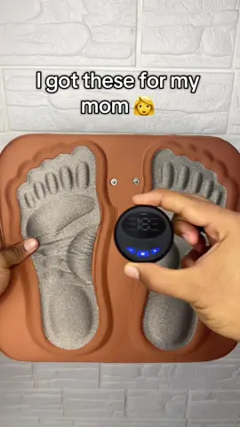 She loved them 🥹 . . . . . #foot #massage #footpain #cramp #ems #footmassage 