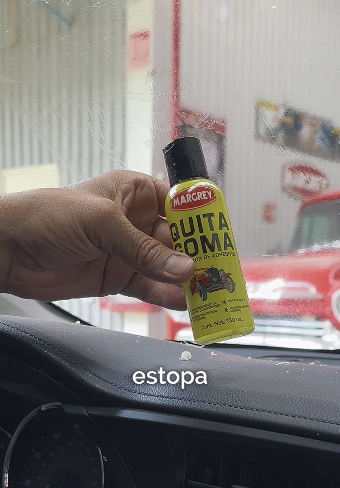 😩 Quitamos el polarizado y… ¡SORPRESA! 😵‍💫 El cristal quedó pegajoso, opaco y con residuos imposibles de quitar. 🧼 Pero no hay problema que el Quita Goma no resuelva. 👉 Solo aplica, deja actuar y limpia. ¡Así de fácil! . . Encuéntralo en tu punto de venta más cercano, Mercado libre o Amazon. Puedes buscar tu punto de venta mas cercano: https://margrey.com.mx/distribuidores-y-tiendas/ #Q#QuitaGomaMargreyD#DetalladoProM#MargreyTipsCarDetailing