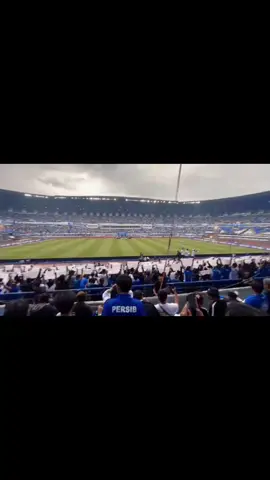 angkat tropi di rumah 🏆🏆🏆🏆 #champion #tropi #2025 #juara #persibbandung #bobotoh #jabar #hajatgede #fyp