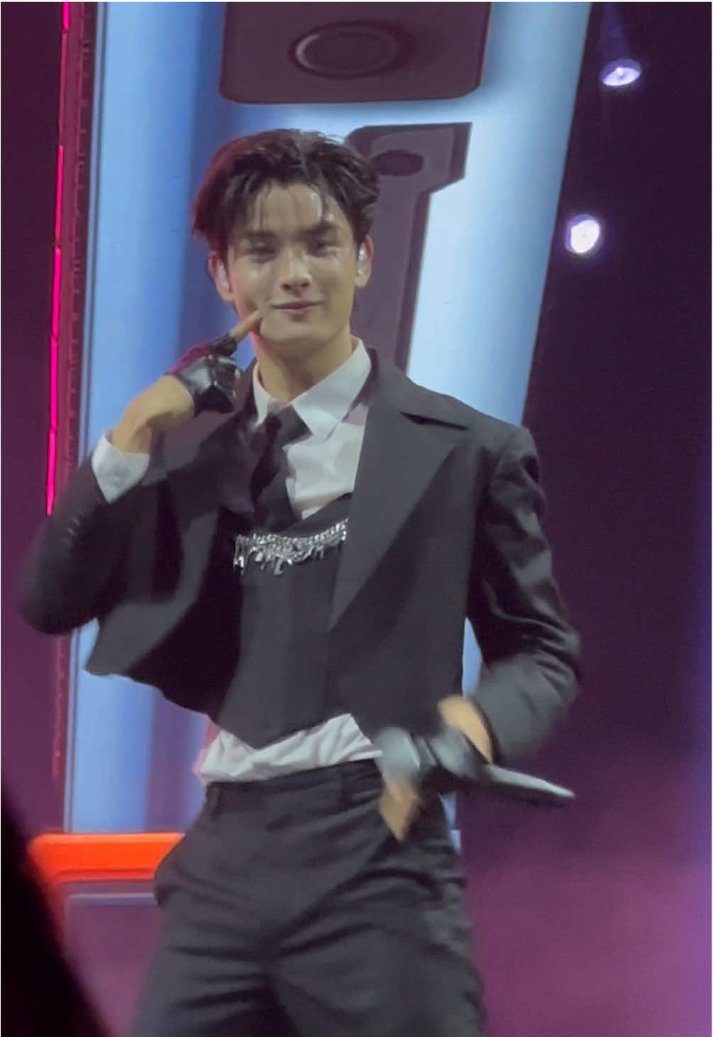 ไม่รู้ด้วยซ้ำว่าน้องคนนี้คือใคร แต่ระบบลงแรงมาก กรีสสสส ออกจากคอนถึงกับต้องเปิดคลิปถามคนในงานว่า น้องคนนี้คือใคร สรุปคือน้องขุนพล ตายๆ พี่สาวตายหมด กรีสสสส  #GOTCHAPOP3xBUS ##GOTCHAPOP3 #BUSbecauseofyouishine
