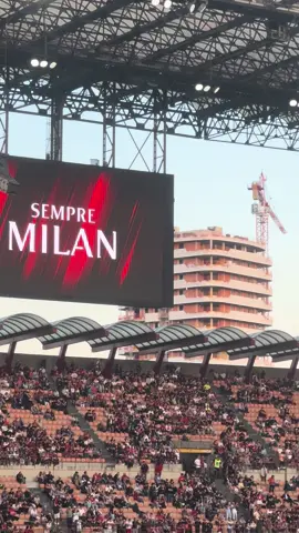 #LIVE  La formazione del #Milan! Tanti fischi, solo applausi per #Reijnders e #Pulisic! La coreografia umana della #CurvaSud: #GoHome! #ForzaMilan #milanosiamonoi #RossoNeri #weareacmilan #SempreMilan #ThisIsMilan @AC Milan 