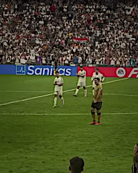 ‎لوكا مودريتش تودع جماهير النادي ريال مدريد🥺#تيم_فَيَدِيَرٍيَگۆ_قيَس⚜️ 