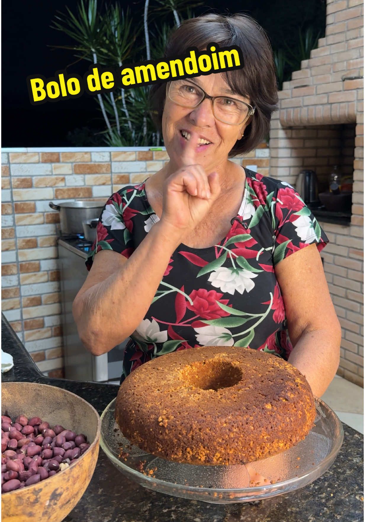 Bolo de amendoim  3 ovos 1 copo de 200 de leite  1 copo de 200 de açúcar 100 ml de óleo  2 copo de 200 de farinha de trigo 1 copo 200 de amendoim  1 colher fermento em pó. Eu bato ovos, leite, óleo e açúcar. Depois bato mas um pouquinho com a farinha de trigo e amendoim por último torrado e triturado  #chacaracristal #receita #bolodeamendoim 