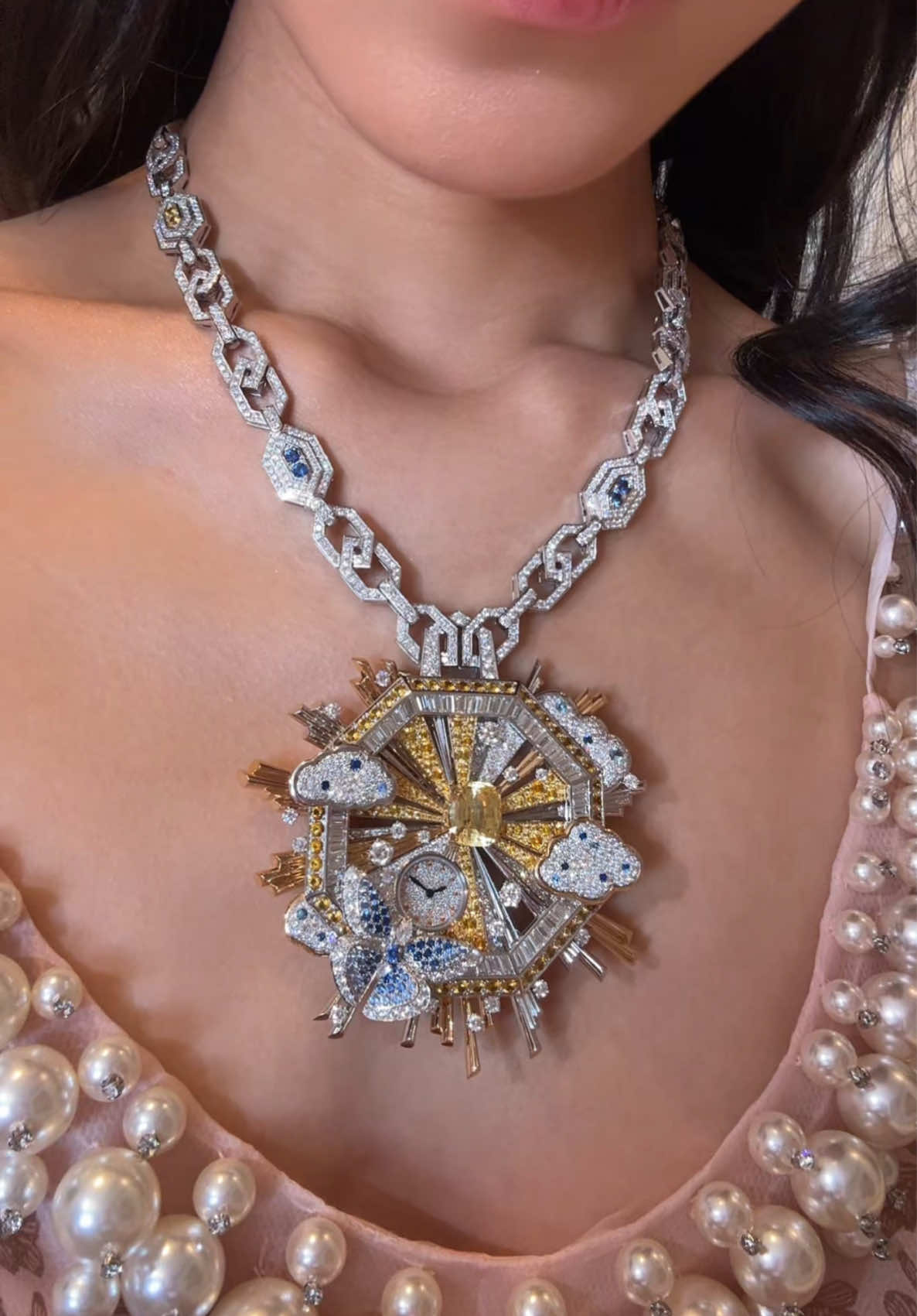 Quick lil side quest! 💌🫶🏼  @Bvlgari #bvlgariserpenti #serpenti #polychroma #bvlgari #bvlgarihighjewelry #highjewelry #bvlgaripartner #jewelrytour #jewelrytok #jewelrylovers 