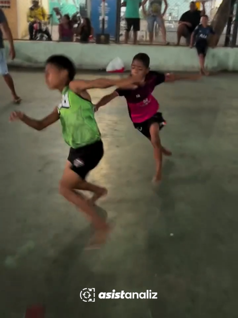 😅 Forma raconuna, raconla karşılık. . #street #streetfootball #football #kids #skills #footballskills #funny #keşfet #for #fyp 