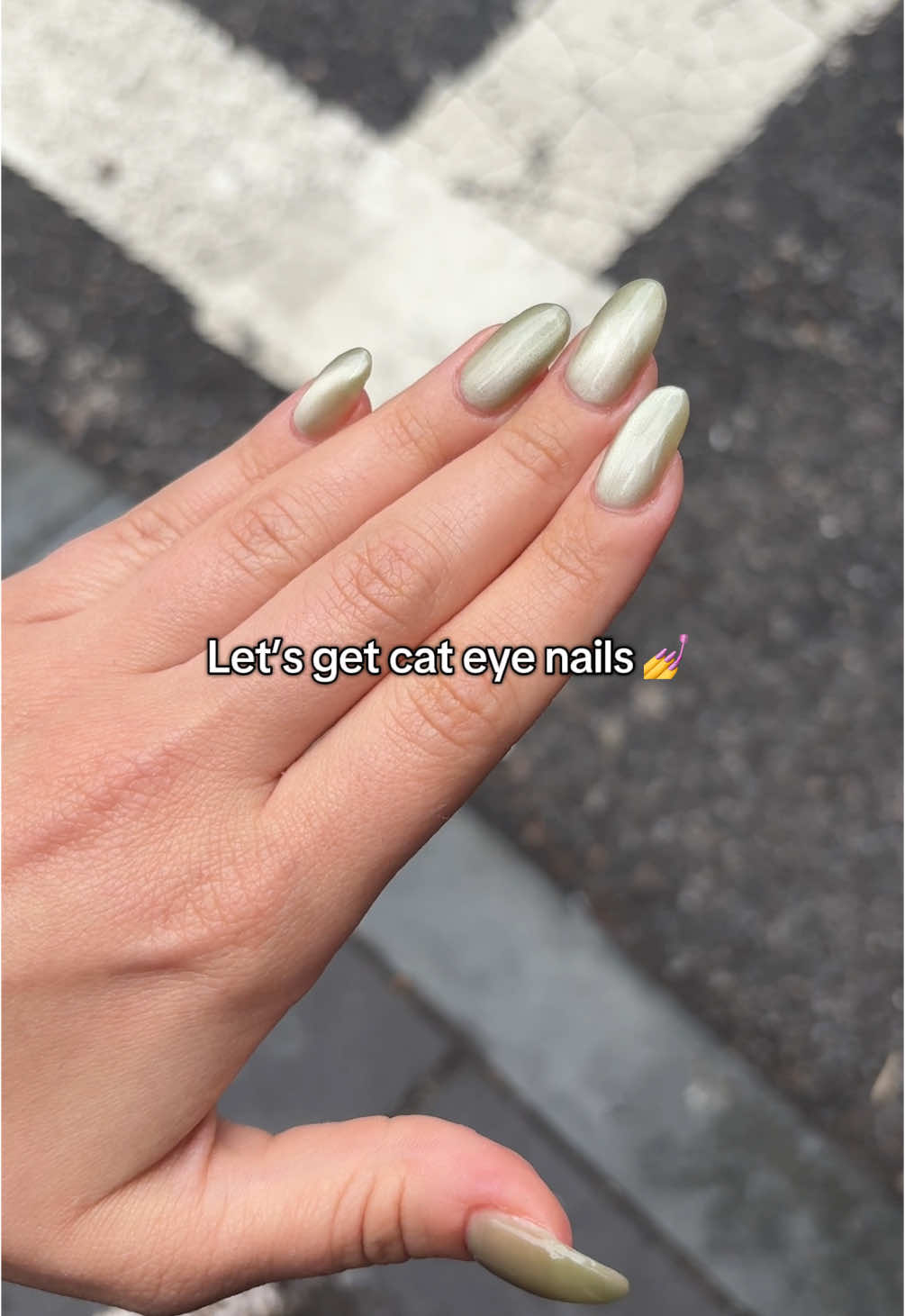 Like this green is to die for!!! #nails #nailinspo #cateyenails 