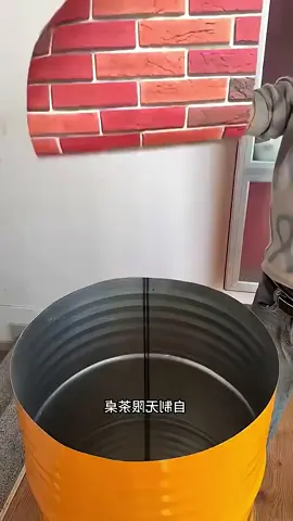 Este artista llevó la creatividad al límite: decoró el interior de un barril de metal con papel pintado, puso un espejo redondo en el fondo y pegó una cuerda gruesa en los bordes. Para completar, armó una pequeña escalera de madera y la puso dentro, además colgó una linterna antigua. Una obra que mezcla ingenio y arte en un espacio inesperado. #ArteCreativo #DIYArte #DecoraciónOriginal #IdeasÚnicas #ArteConBarriles #InnovaciónCreativa #InspiraciónDiaria #datoraro  Disclaimer:This information is taken from the internet which may or may not be true we do not want to spread any fake news. The content provided by this channel is meant for EDUCATIONAL PURPOSE only. Copyright Disclaimer:- Under section 107 of copyright Act 1976, allowance is made for FAIR USE for purpose such a criticism, comment, news reporting, teaching, scholarship and research. Fair use is as permitted by copyright statues that might otherwise be infringing. Non-profit, educational or personal use tips the balance in favor of FAIR USE.