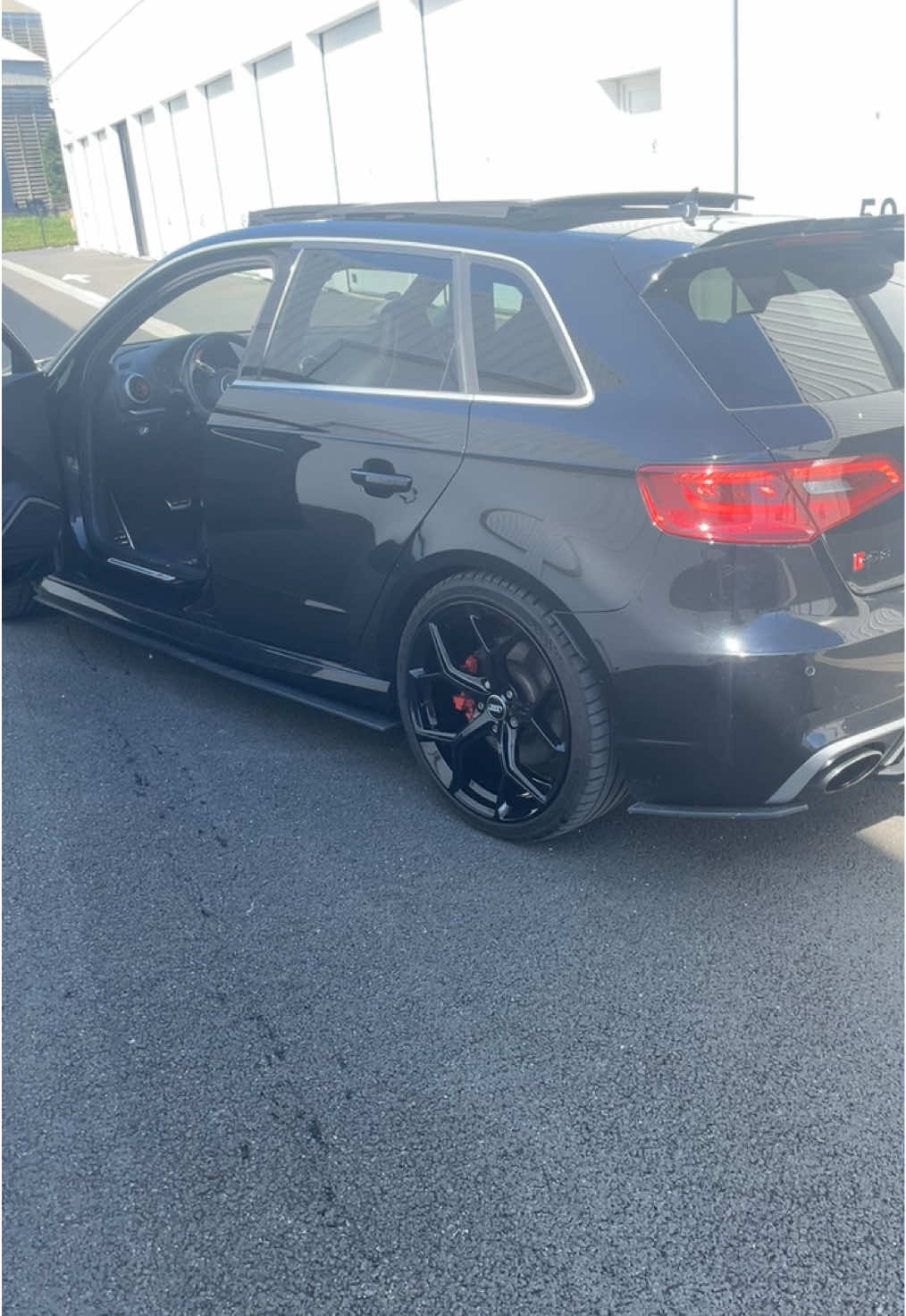 Vous aimez les nouvelles jantes ? 🥷🏽🖤 #fullblack #rs3 #passionauto #5cylinder #audilife #audigang #RS3Vibes #LuxuryRide #fyp 