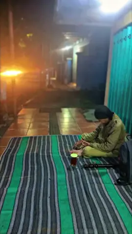 SEKITAR JAM 02.00 WIB.  TIBA TIBA KEDATANGAN SEORANG KAKEK BAWA TONGKAT DAN TAS 👴🏾: Assalamualaikum, nasi goreng berapaan nak? 👦🏾: 13 ribu kek 👴🏾: Nak, kakek cuma punya uang 10 ribu bisa, kakek lapar 👦🏾: Ya Allah kek(dalam hati) boleh kok kek, silahkan duduk sini kek, aku buatin 👴🏾: Makan sini ya nak, minumnya air putih aja 👦🏾: siap kek (dengan senang hati) aku gorengkan dan aku buatkan segelas teh hangat buat kakek 10 menit kemudian, nak nasgor nya enak banget, dan dibungkus aja nak buat istri dan anak kakek dirumah  👦🏾: Masya Allah kek 🥹🥹 masih ingat istri dan anak dirumah (dalam hati) aku buatin lagi kek sebungkus buat anak kakek dirumah 👴🏾: Ya Allah nak, terimakasih banyak nak, siapa namamu dan siapa bapakmu?? 👦🏾: Namaku bagus kek, dan nama bapakku Supriyono kek 👴🏾: Kakek duduk sebentar, tak doain kamu sama bapak kamu  👦🏾: terimakasih kek 🥹🙏🏽🙏🏽 aku lihatin dari kejauhan, ternyata kakek sedang berdzikir 🥹🥹 Subhanallah  tak lama kemudian kakek berpamitan  👴🏾: anakku, kakek mau pamit, ini kakek punya barang, disimpan ya baik baik, kamu pakek atau dipakek sama bapakmu juga ga papa 👦🏾: Ya Allah terima kasih kek 🙏🏽🙏🏽 aku simpan baik baik kek 👴🏾 namamu bagus seperti akhlakmu 👍🏾👍🏾 jangan pernah bosan menolong seseorang nak, ya sudah Kakek pamit... 👦🏾: Iya kek bismillah 🙏🏽 engga akan pernah bosan kek 👴🏾: Assalamualaikum nak 👦🏾: Waalaikumsalam kek, hati hati