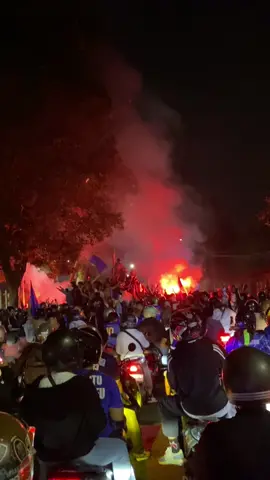 Last part konvoi di malam hari🙌🏻 #bandung #bandungjuara #persib #juara #b2b #sibiru💙 