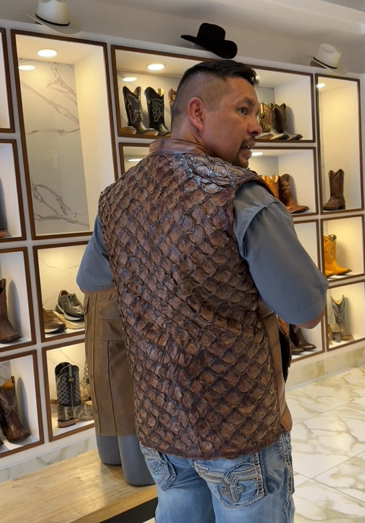 CHALECO PIEL DE PESCADO 😮‍💨#comedia #botaselconquistador #capcut #prty #cowboy #paratiiii #americanaligator #california #usa_tiktok #leonguanajuato #texas #cowboy #prty 