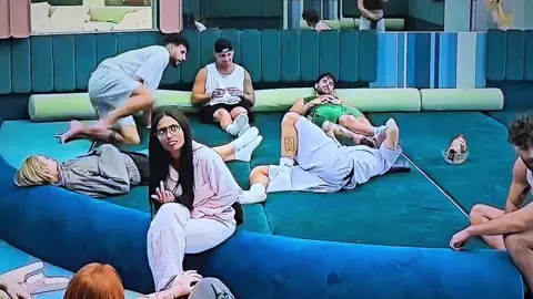 איזה כיף שמדברים עלי באח הגדול ❤️ אולי אני אפתיע ?