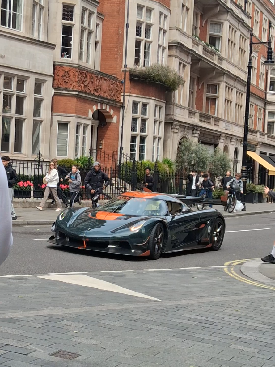 the amount of carspotters is outrageous.. #🇸🇪 #koenigsegg  #jesko #hypercar #carspotting #hypercarsauto #mayfair #london 