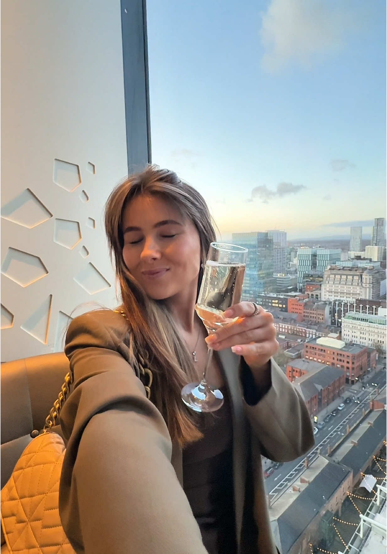 Ps. I started with no experience, just a love for travel & content - and I wanna help YOU do it too!!🥹🤞🏼☁️✈️ #getpaidtotravel #travelugccreator #travelcreators #ugctravel 