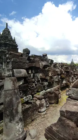Candi Sewu, kebanyakan orang familiar dengan prambanan yang identik dan melekat dengan roro jongrang. Tapi pada realitasnya candi sewu yang menjadi realisasi  