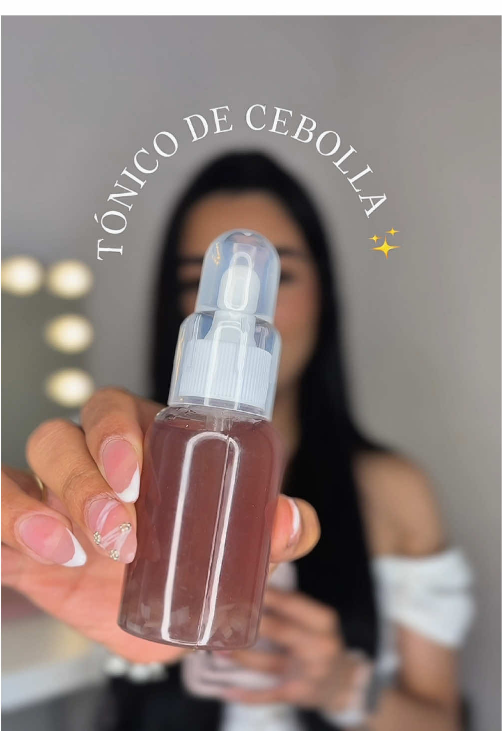 Tónico de cebolla y clavos de olor para el cabello, esto me ha ayudado a que me crezca bastante y a tener el cabello mucho más brillante y suave en muy poco tiempo 😍✨ me encanta compartir los tips que más me funcionan con ustedes 🫶🏻  #capelli #tonicodecebolla #tonicoscapilares #cabellolargo 