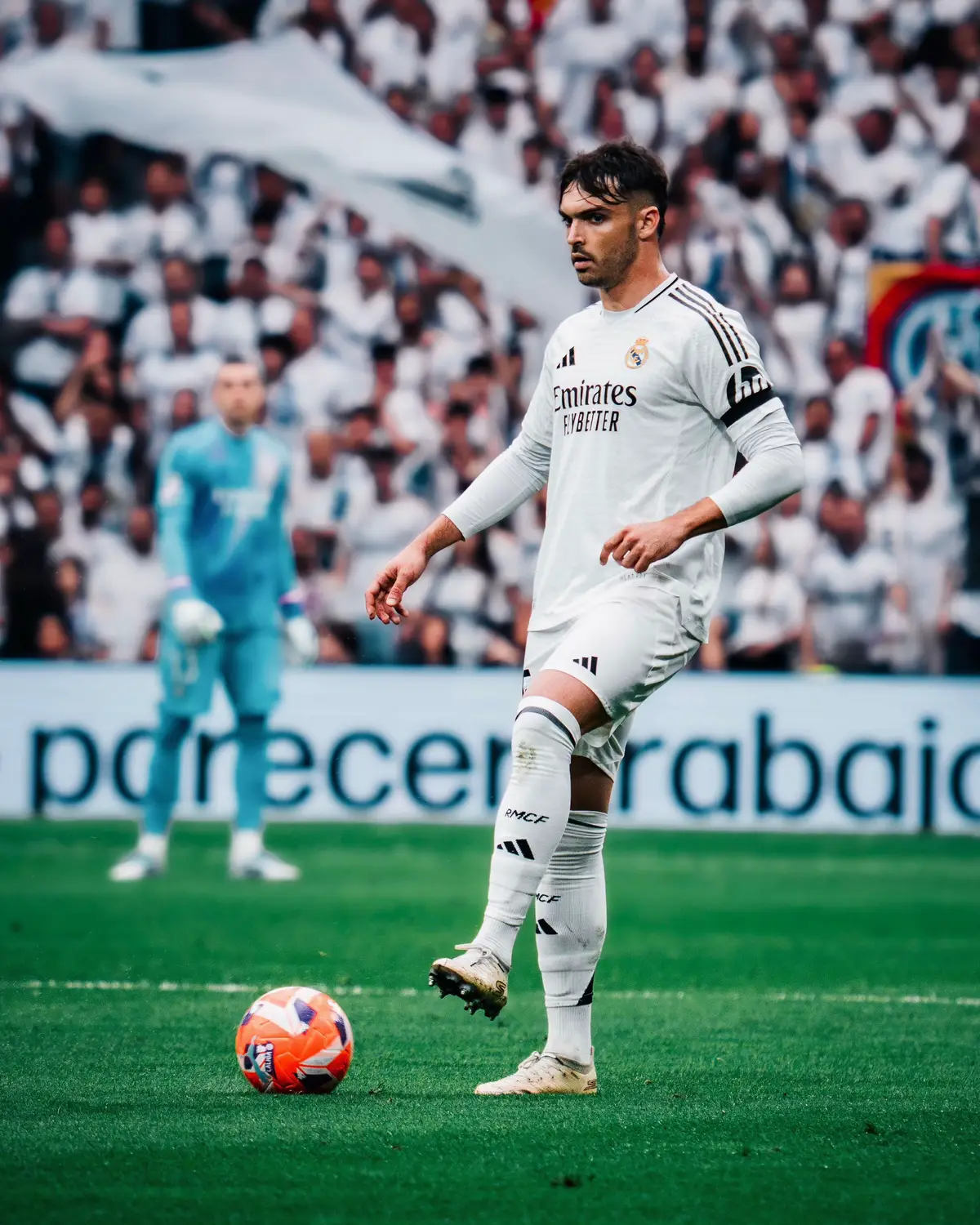 Último partido de Liga en casa y cerramos con una victoria frente a nuestra gente. Siempre es especial jugar en el Bernabéu pero hoy aún más despidiendo al mister y a Luka, que dejan una huella imborrable en este club. #HalaMadrid 🤍 #GraciasCarlo #GraciasLuka #realmadridfans #madridistas #asencio #raulasencio #footballtiktok #deportesentiktok 