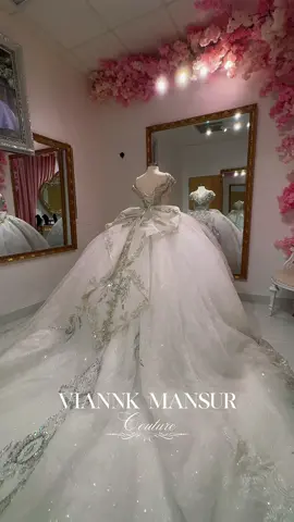 Conoces los modelos unicos y exclusivos de novia en VIANNK MANSUR? ✨🤍💍 Conoce la belleza, exclusividad y glamour unicamente en VKM 🤍 • Contáctanos por WhatsApp o mensaje de texto al: +1 (346) 829 4264 💬💚 O por llamada al (713) 835 1422 ☎️✨ • Localizados en Houston Texas 2901 west loop south 77027 📍🇺🇸 • • • #quinceañeravegas #quinceañera #quince #xv #quincedress #xvdress #houston #houstonquinceañera #quinceaños #xvaños #quincedress #quincedresses #viannkmansur #fyp #popular #princess #bride #cinderella #disney #xvanos #fiestaxv
