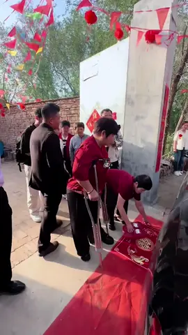 „我们也爱母亲，却和母亲爱我们不一样，我们的爱是溪流，母亲的爱是海洋。“ --- 汪国真 #母爱 #婚礼 #感人时刻 