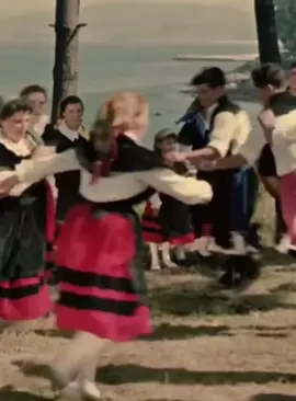 Este país está de pie, aunque intenten hundirlo. Nos quieren dividir, callar y derrotar con mentiras y falsas promesas. Pero hay algo que no pueden tocar: nuestra dignidad, nuestra fuerza, nuestro orgullo. España ha sobrevivido a tormentas que parecían acabar con todo. Y siempre, siempre, hemos vuelto más grandes. Porque llevamos la grandeza en la sangre. Porque no estamos hechos para rendirnos ni para vivir de rodillas. No será fácil. Nada que valga la pena lo es. Pero vamos a levantarnos, a reconstruir, a volver a ser la nación que siempre fuimos. Con trabajo, con verdad, con pasión y con un corazón indomable. El futuro es nuestro. Y nadie nos lo va a arrebatar. ARRIBA ESPAÑA 🇪🇸  #EspañaLibre #OrgulloDeEspaña #FuerzaYHonor #EspañaGrande #UnidadNacional #PatriaYValor #NuncaRendirse #ResurgirEspaña #EspírituIndomable #ArribaEspaña #ParaTi #FYP #Viral #Trending #Motivación #Inspiración #HistoriasQueInspiran #Poder #Lucha #Éxito