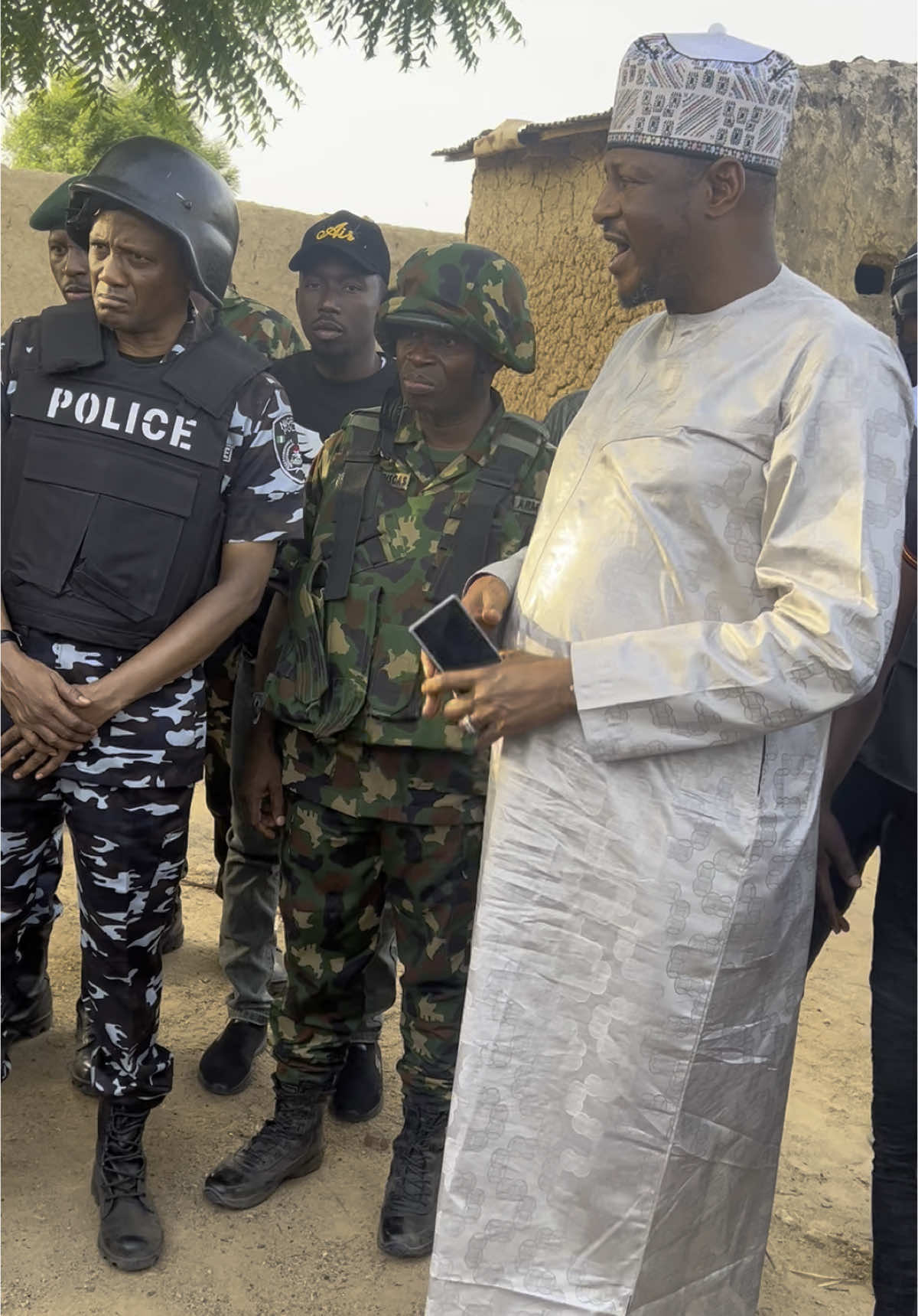 Gargaɗin Gwamna Raɗɗa ga wasu mazauna ƙauyuka kusa da mafakar ɓarayin daji, lokacin da ya ziyarci wasu daga cikin sansanin ƴan ta'adda n a ƙaramar hukumar Matazu bayan samun labarin sun yi ma jami'an tsaron cikin gida (Cwatch) kwantan ɓauna har suka halaka mutum biyar. #capcut_edit #Katsina #goviral #viralvideos #arewa__tiktok #abdulmaje #malamabdulmaje #malamdikkoradda #dikkoradda 