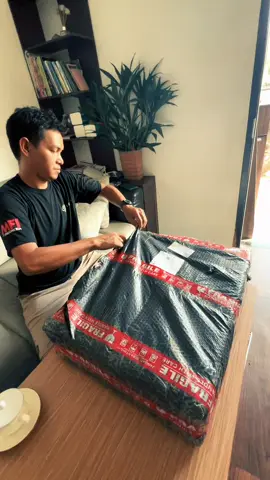 PC desktop all in one adalah komputer desktop yang menggabungkan semua komponen komputernya, termasuk CPU, RAM, dan penyimpanan, ke dalam satu unit yang terintegrasi dengan layar monitor. Berbeda dengan PC desktop tradisional yang memiliki unit komputer terpisah dan monitor, all in one lebih ringkas dan hemat ruang