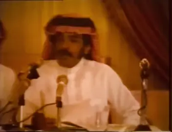 أَدِرْ مُهْجَةَ الصُّبْحِ صُبَّ لنَا وطناً فِي الكُؤُوسْ يُدِيرُ الرُّؤُوسْ وزِدْنَا مِنَ الشَّاذِلِيَّةِ حتَّى تَفِيءَ السَّحَابَةْ أَدِرْ مُهْجَةَ الصُّبْحِ واسْفَحْ علَى قِلَلِ القَومِ قَهْوتَكَ المُرَّةَ المُسْتَطَابَةْ أَدِرْ مُهْجَةَ الصُّبْحِ مَمْزُوجَةً بِاللَّظَى وقَلِّبْ مواجعنَا فوقَ جَمْرِ الغَضَا ثُمَّ هَاتِ الرَّبَابَةَ هاتِ الرَّبَابةْ: أَلاَ دِيمَةً زَرقاء تَكتَظُّ بإلدِّمَا فَتَجْلُو سَوادَ الماءِ عَنْ ساحِلِ الظَّمَا أَلاَ قَمَرًا يَحْمَرُّ فِي غُرَّةِ الدُّجَى ويَهْمِي على الصحراءِ غيثاً وأَنْجُمَا فَنَكْسُوهُ مِن أحزاننَا البيضِ حُلَّةً ونتلُو على أبوابِهِ سُورةَ الحِمَى أَلا أيُّها المخبُوءُ بينَ خيامِنَا أَدَمْتَ مِطَالَ الرملِ حتَّى تَورَّمَا أَدَمْتَ مِطَالَ الرملِ فَاصْنَعْ لَهُ يَداً ومُدَّ لهُ فِي حانةِ الوقتِ مَوسِمَا أَدِرْ مُهْجَةَ الصُّبْحِ حتَّى يَئِنَّ عمود الضُّحَى وجَدِّدْ دمَ الزَّعْفَرَانِ إذَا ما امَّحَى أَدِرْ مُهْجَةَ الصُّبْحِ حتَّى تَرى مفرقَ الضوءِ بين الصدورِ وبين اللِّحَى #محمد_الثبيتي