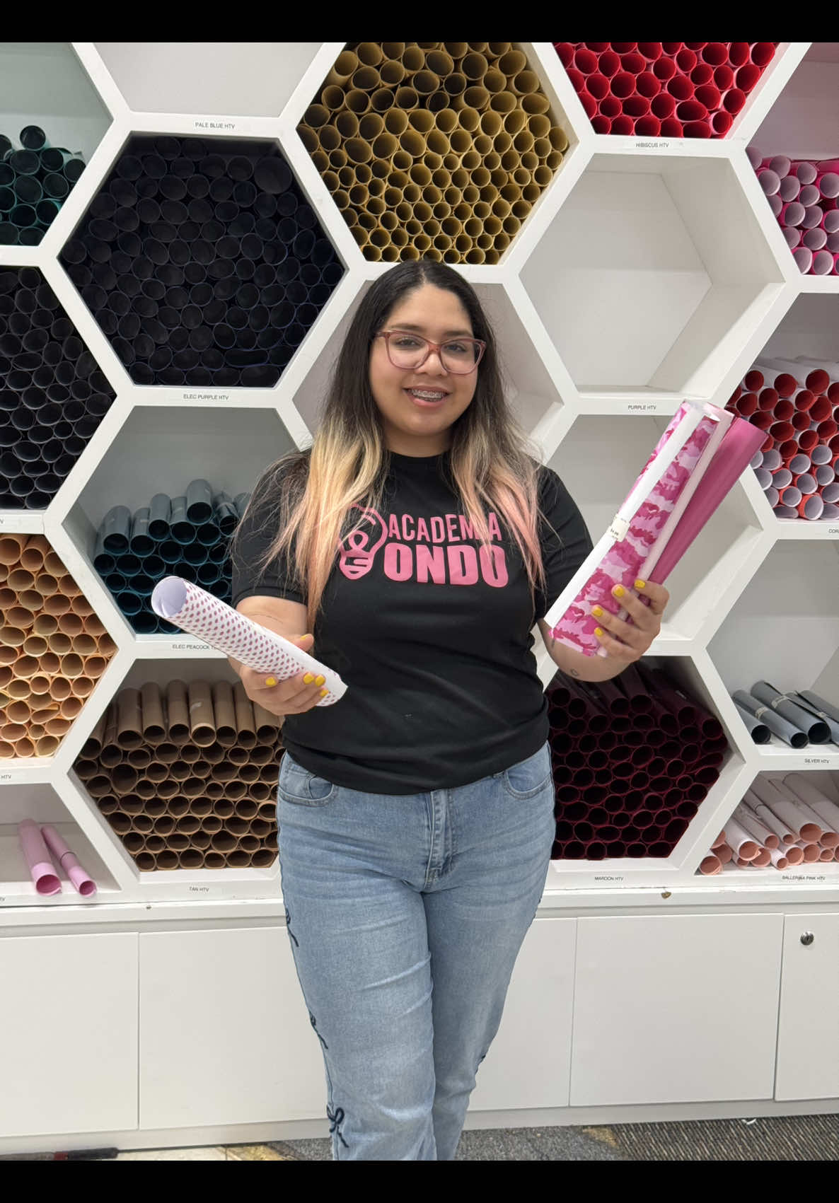 ¡Ya casi abren! Si te encuentras en el área de Dallas/Fort Worth y está tienda te va a encantar!!!   Aquí vas a encontrar de TODO: Camisetas, viniles, tutús, moños, y un montón de cosas más para personalizar. Pero aparte ellos tiene. El servido para personalizar! Si es que solo quieres ordenar. Sigue su cuenta en INSTAGRAM para que estés enterado de la gran apertura @gimmeandmore 🎉  Esta tienda se encuentra en 201 S Industrial Blvd, Euless, TX 76040