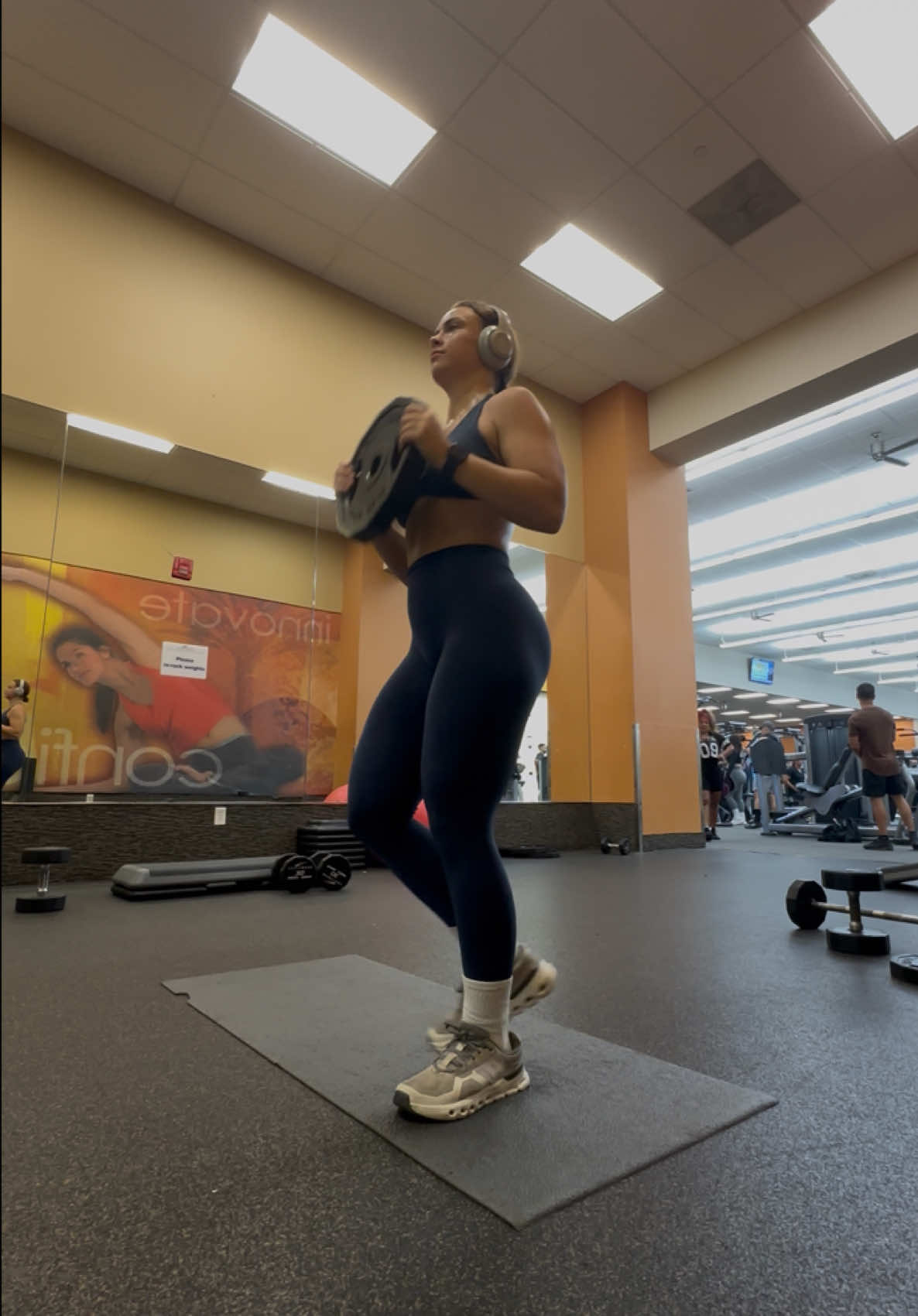 Quick Full body plate workout  4 sets x 10-12 reps each workout, try this out for your Memorial Day weekend to get a quick pump/ heart racing 😜