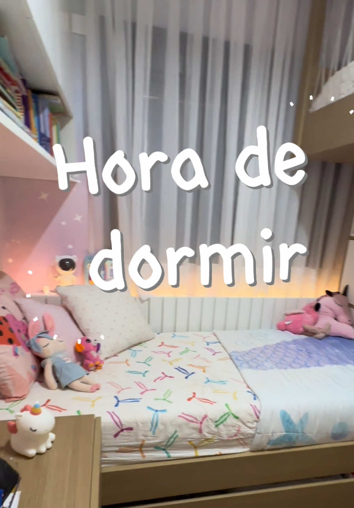 Elas só dormem com essa música e com o projetor ligado. Até eu caio no sono com elas no quarto 🤭  #luminariasdecorativas #projetorlumunaria #luminariaastronauta #TikTokShopChegou #decoracao #familia #maternidade #decoracaoinfantil #decoracaodequarto 