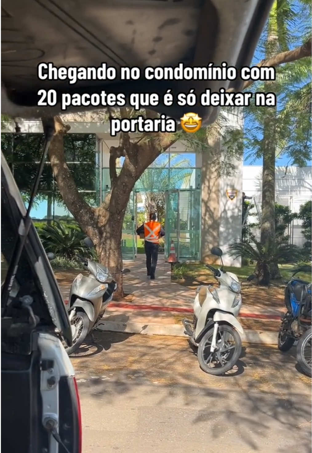 Entregador feliz é aquele que ouve: “Pode deixar tudo na portaria!” 😍 Hoje o joelho agradece, Brasil! #CorreDoDia #entregas #entregador #shopee #mercadolivre 