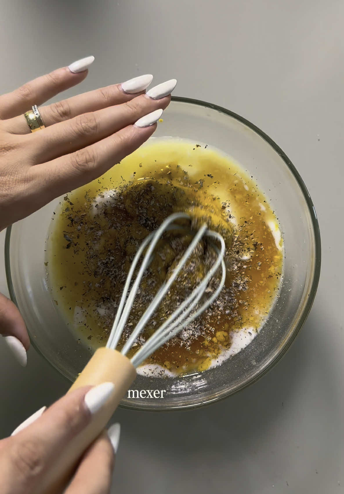 Esse molho me fez amar salada, porque eu sou do time que tenho que comer porque sou adulta e não faço o quero.Mas depois desse molhinho tudo mudou 🤌🏻 Ingredientes: 2 iorgutes integral (Danone) 4 colheres de mostarda(Salsaretti) 1/2 limão ou 1 se quiser deixar mais líquido 2 colheres generosas de mel natural Orégano e sal (no olhômetro) & o modo de preparo, é só assistir o vídeo 🫶🏻 #ReceitaFácil #ReceitaFit #ComidaSaudável #PraVocê #VemVerIsso #MolhoCaseiro #SaladaDeliciosa