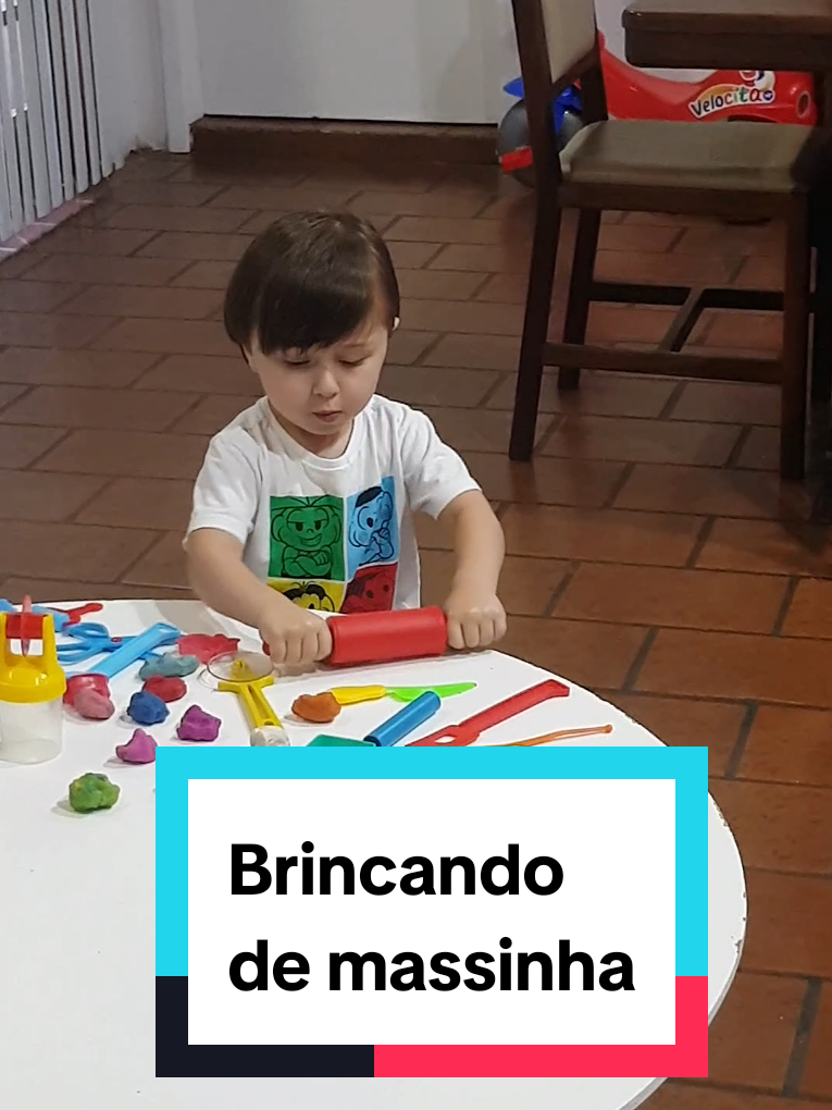 Pedro brincando de massinha de modelar #pedrovicenzo #criançabrincando  #brincar #criancalivre #crianças #massinhademodelar 