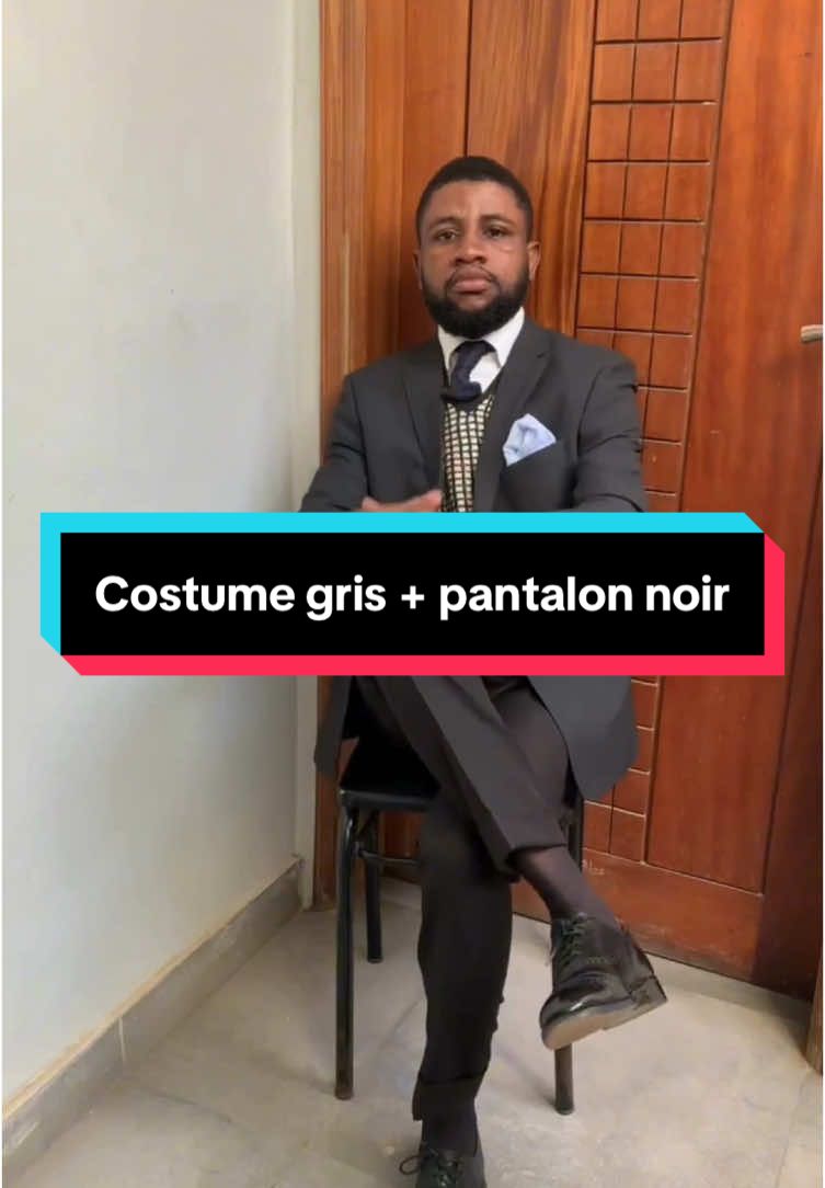 Un look business maîtrisé de A à Z. Ici, j’ai opté pour un costume gris foncé ajusté, rehaussé par un gilet à motifs qui donne du relief à l’ensemble.  ✅ Parfait pour un rendez-vous pro, une présentation ou un événement formel. Le détail qui fait la différence ? Le gilet à motifs, signature d’un style qui s’assume. #vestoutfit #outfitmen #mensoutfit #elegance #outfitsformen #menstyle #fashionmen #ootdinspo #classymen #styleinspo #congo #senegal #cotedivoire🇨🇮 #kinshasa🇨🇩 #brazzaville🇨🇬 