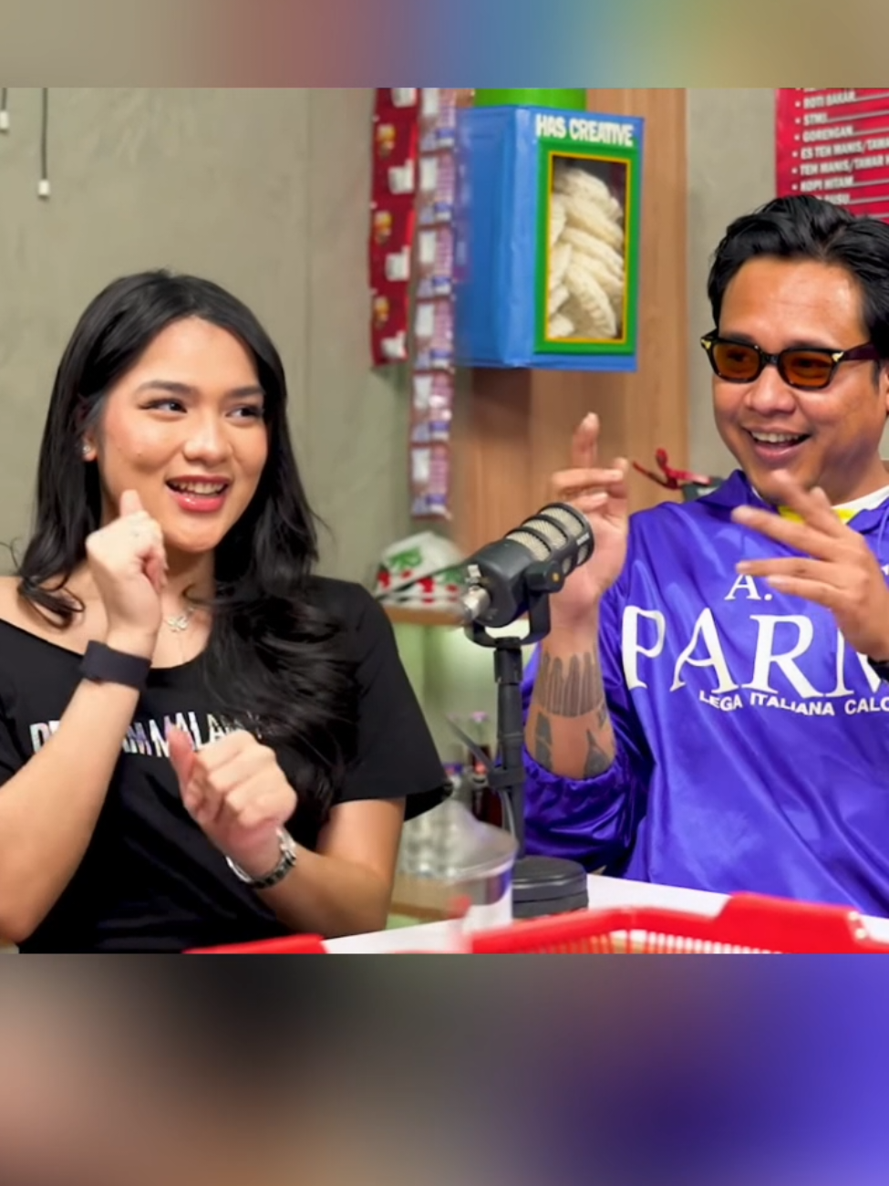 Stecu davina karamoy di podcast. Sumber YT: davina karamoy & has creativeid #davinakaramoy  #hascreative #podcast #creatorsearchinsights 