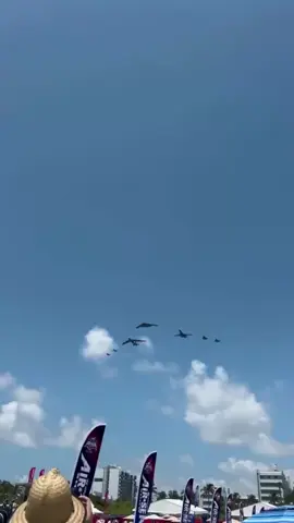 Pada tanggal 24 dan 25 Mei 2025, Miami Beach menjadi tuan rumah Hyundai Air & Sea Show, sebuah pertunjukan tahunan yang menampilkan kekuatan udara dan laut Amerika Serikat.  Acara ini menampilkan berbagai demonstrasi udara dari enam cabang militer AS, termasuk flyover spektakuler dari pesawat-pesawat tempur dan pengebom.  Salah satu sorotan utama adalah 