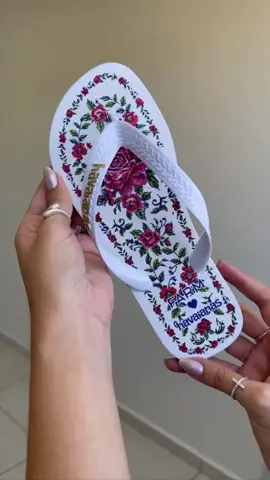 Chinelo Feminino De Dedo Havaianas Estampado Farm Confortável Flor Vermelha