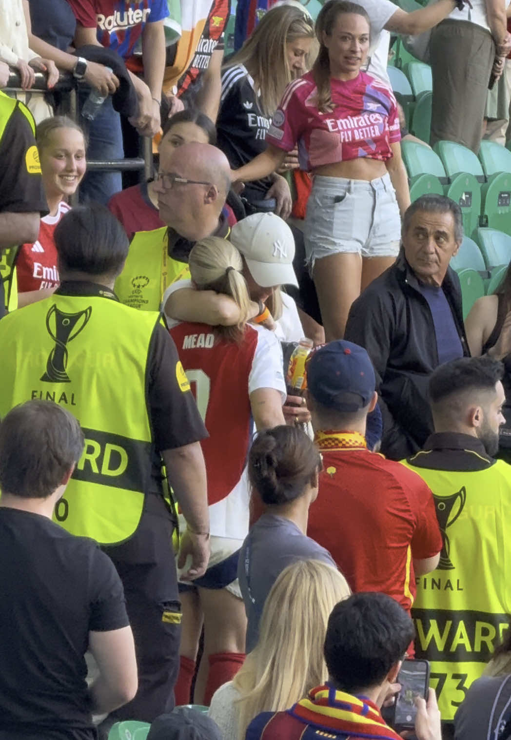 Beth and Viv after the game🫶 #arsenalfc #arsenalwfc #womenchampionsleague #championsleague #fyp #barcelona #bethmead #vivmiedema 