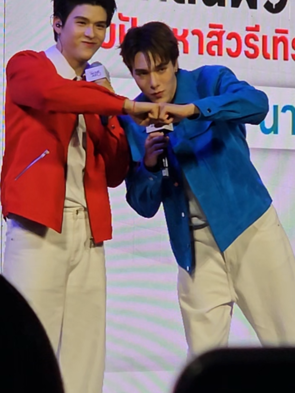 It was very obvious how many of us miss HSF... I'm just glad I memorized the ost already. Iminas are good at singing! @hirunkit_ @skiwongravai #hirunkit_ #skywongravee #highschoolfrenemy #acneaidxskynani #skynani 