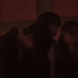 Pov: Awalnya kamu pikir Heeseung cuma mantan. Seseorang yang akan perlahan hilang dari hidupmu. Seperti debu di jendela yang akhirnya dibersihkan. Tapi kamu salah. Sudah dua bulan sejak hubungan kalian berakhir. Kamu merasa lega saat itu—akhirnya lepas dari belenggu pertengkaran dan emosi yang meledak-ledak. Tapi kemudian, pesan-pesan itu mulai datang. Hari demi hari, kamu mulai merasa dia ada di mana-mana. Di luar pagar. Di seberang jalan kantor. Bahkan di bayangan jendela kamarmu. Setiap pagi, ada satu tangkai mawar merah di depan pintu apartemenmu. Tanpa nama. Tapi kamu tahu siapa pelakunya. Rina, teman sekamarmu, mulai resah. 