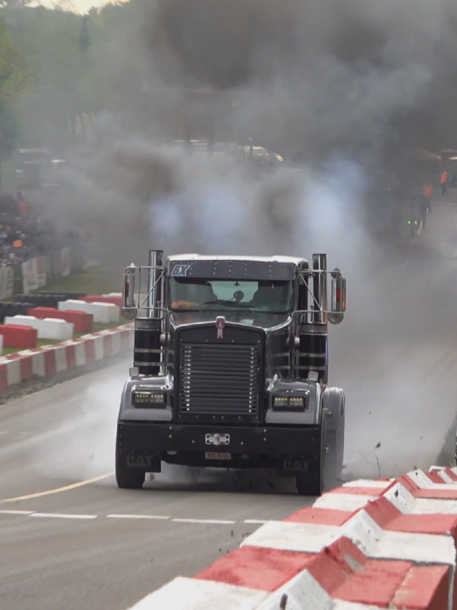 Unfortunate detonation of Zach Rantas A class Kenworth today at the 2025 Great Lakes Big Rig Challenge #kenworth #semidragracing #racing #cat #c15cat #dragracingfail 