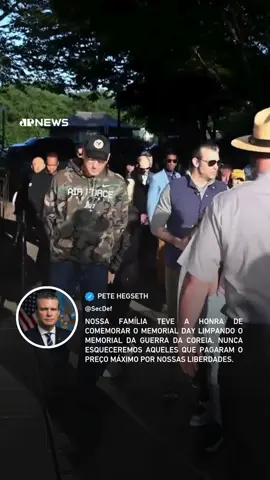O secretário de Defesa dos Estados Unidos, Pete Hegseth, e sua família comemoraram, neste sábado (24), o 'Memorial Day' limpando o Memorial da Guerra da Coreia. “Nunca esqueceremos aqueles que pagaram o preço máximo por nossas liberdades”, escreveu em suas redes sociais.  O Memorial dos Veteranos da Guerra da Coréia, localizado em Washington, D.C., é a principal homenagem aos militares que serviram durante a guerra (1950-1953). O conflito armado envolveu as forças da Coreia do Sul, apoiadas pelos Estados Unidos e outros países, contra a Coreia do Norte, aliada à China e à União Soviética.  'Memorial Day' é um feriado oficial norte-americano em homenagem aos homens e mulheres das Forças Armadas que lutaram pelo país. Anteriormente conhecido como 'Decoration Day', é tradicionalmente celebrado na última segunda-feira de maio. 🎥 Reprodução/ Secretário de Defesa Pete Hegseth via Storyful 📺 Confira na JP News e Panflix 📌 Siga o nosso perfil @jovempannews #MemorialDay #EUA #GuerradaCoreia #PeteHegseth #Guerra #Homenagem