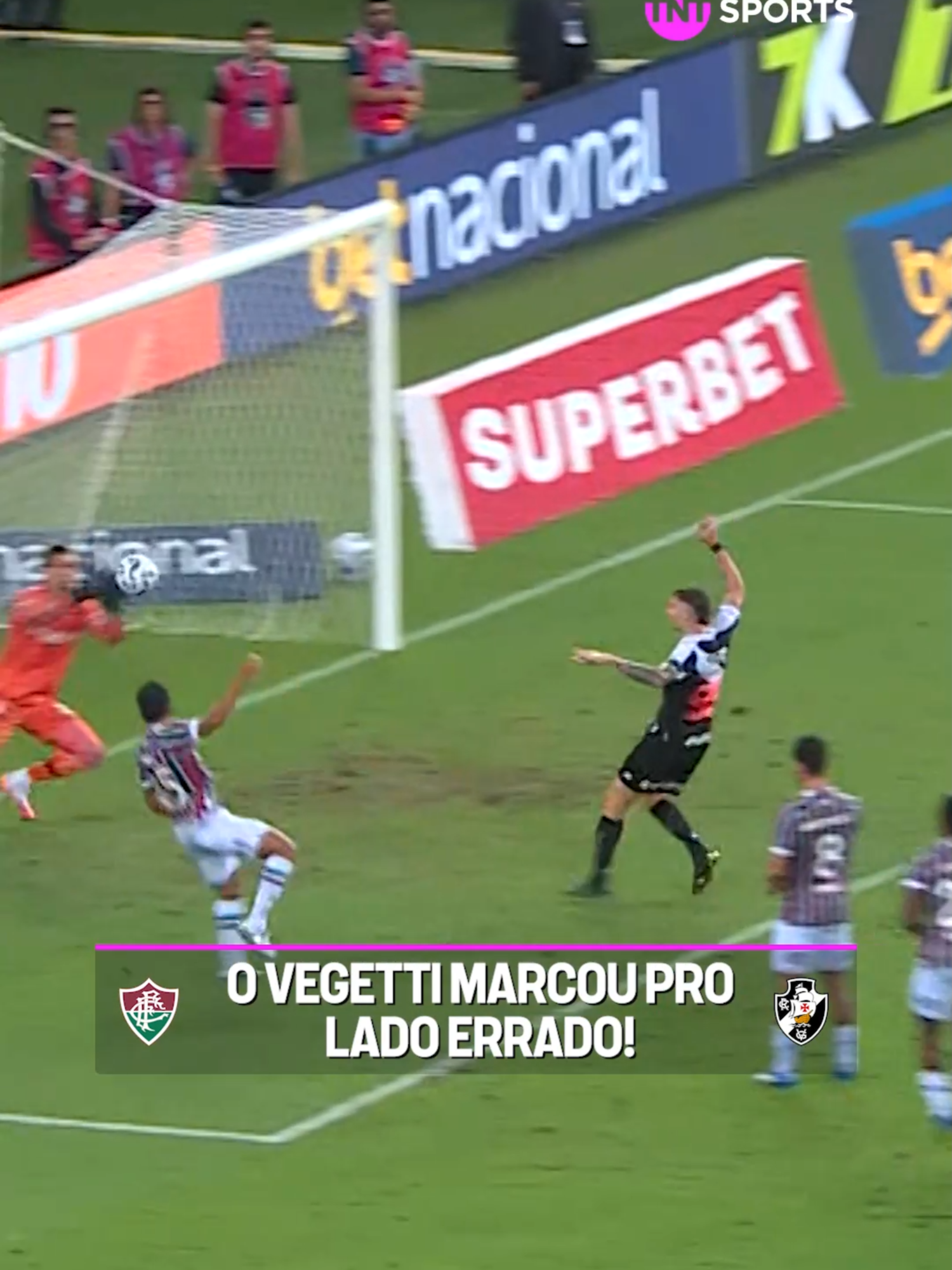 O PIRATA GUARDOU, MAS FOI CONTRA O VASCO DESSA VEZ! 😳😳 O Vegetti deu azar no rebote da defesa do Léo Jardim e acabou fazendo gol contra no clássico diante do Fluminense!  #Tiktokesportes #foryoupage #foruyou #brazil #footballtiktok #brasil #brasileirao #fluminense #vasco #GOL #goal #golcontra