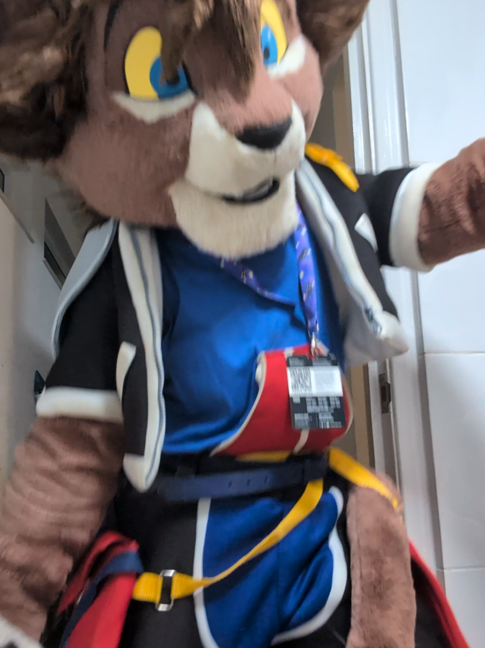 took lion Sora on his first outing today! his mane got SOOO windswept hehe. I need to finish this guy. also this kitchen was sooooo narrow #mcmlondon #kh2 #khsora #lionsora #soracosplay #kingdomhearts #kingdomheartscosplay 