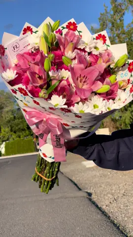 Birthday bouquet 😍 . . . #jusbecause #yakimafl #longstemroses 